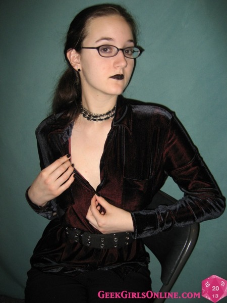 Le Geek Chic Vivian Winters is back with an all new predicament, 
